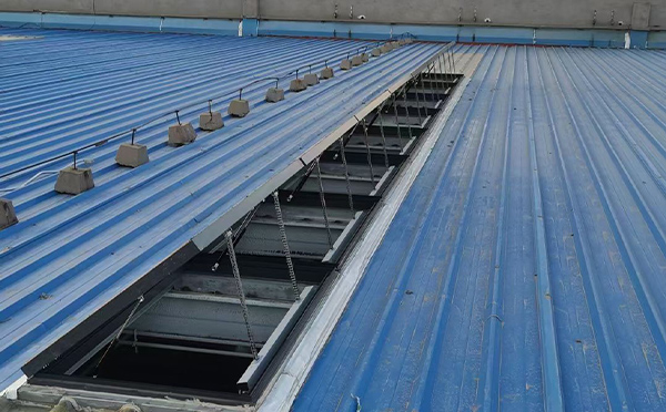 某城市大型商业综合体中庭盐池排烟窗工程