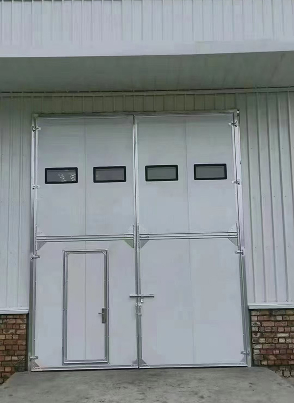 盐池工业门在设备装配车间出入口的实施记录